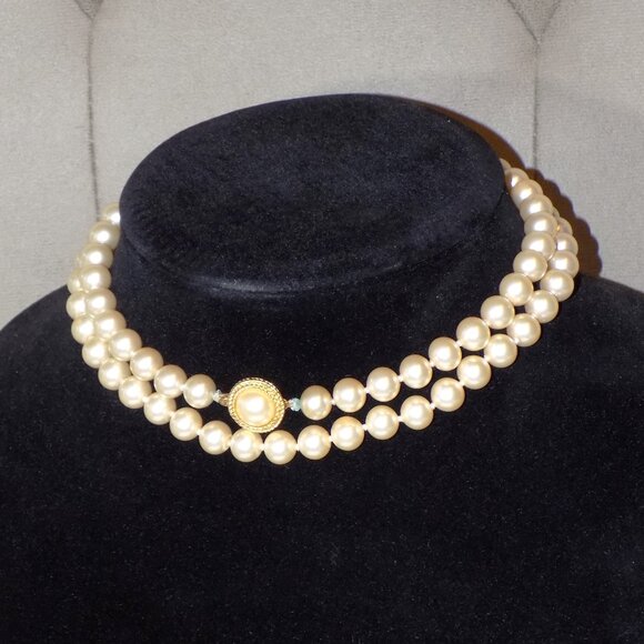 Vintage Crown Trifari Hand-Knotted Faux Cream Pearl Bead Necklace, Signed Clasp - Picture 3 of 7